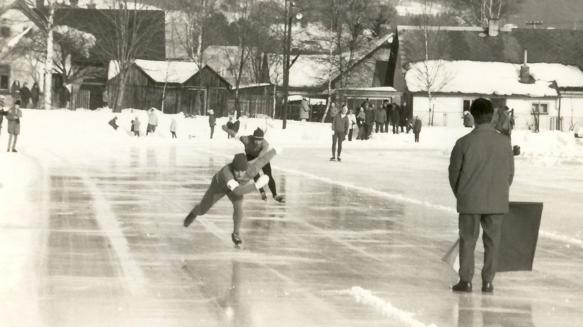 Trnitá cesta k medailím Sáblíkové začala na oválu ve Svratce. Místní nadšenec chystal led celé půlstoletí